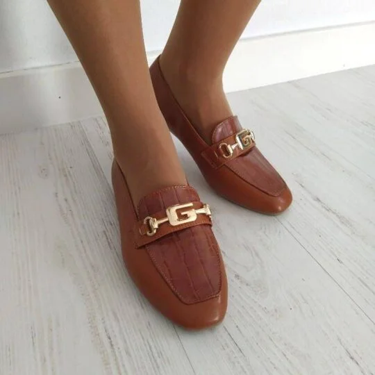 Mocasín de mujer con adorno en dorado